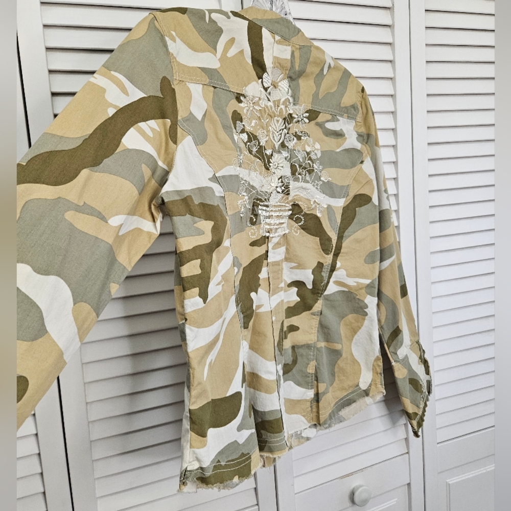 Camouflage Embroidered Long Sleeve Button Down Shirt Women's XS - Picture 7 of 10
